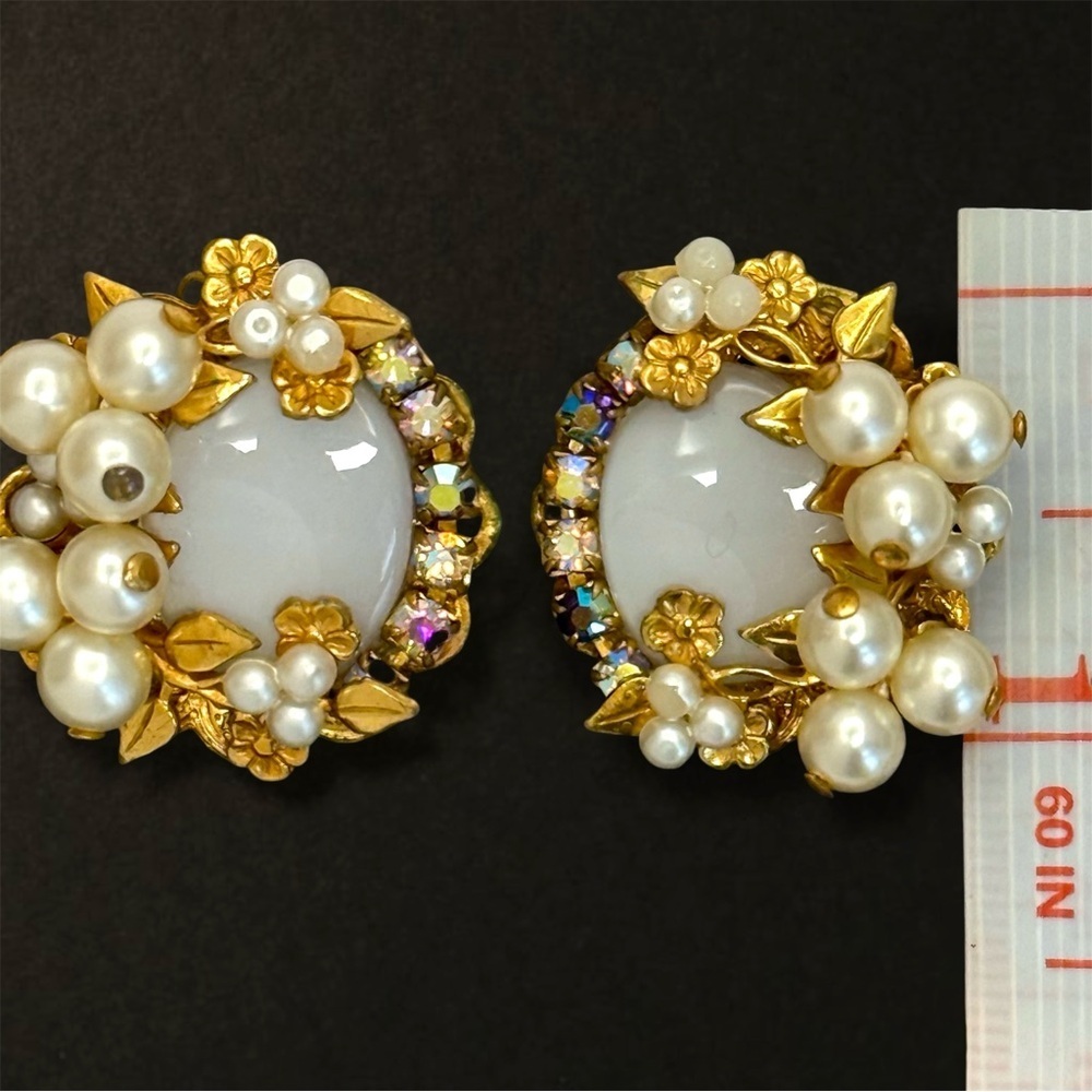 ✨ Vintage Ornate Pearl Floral Cluster Earrings Gold Tone Cabochon Clip On 1950s - Picture 5 of 6